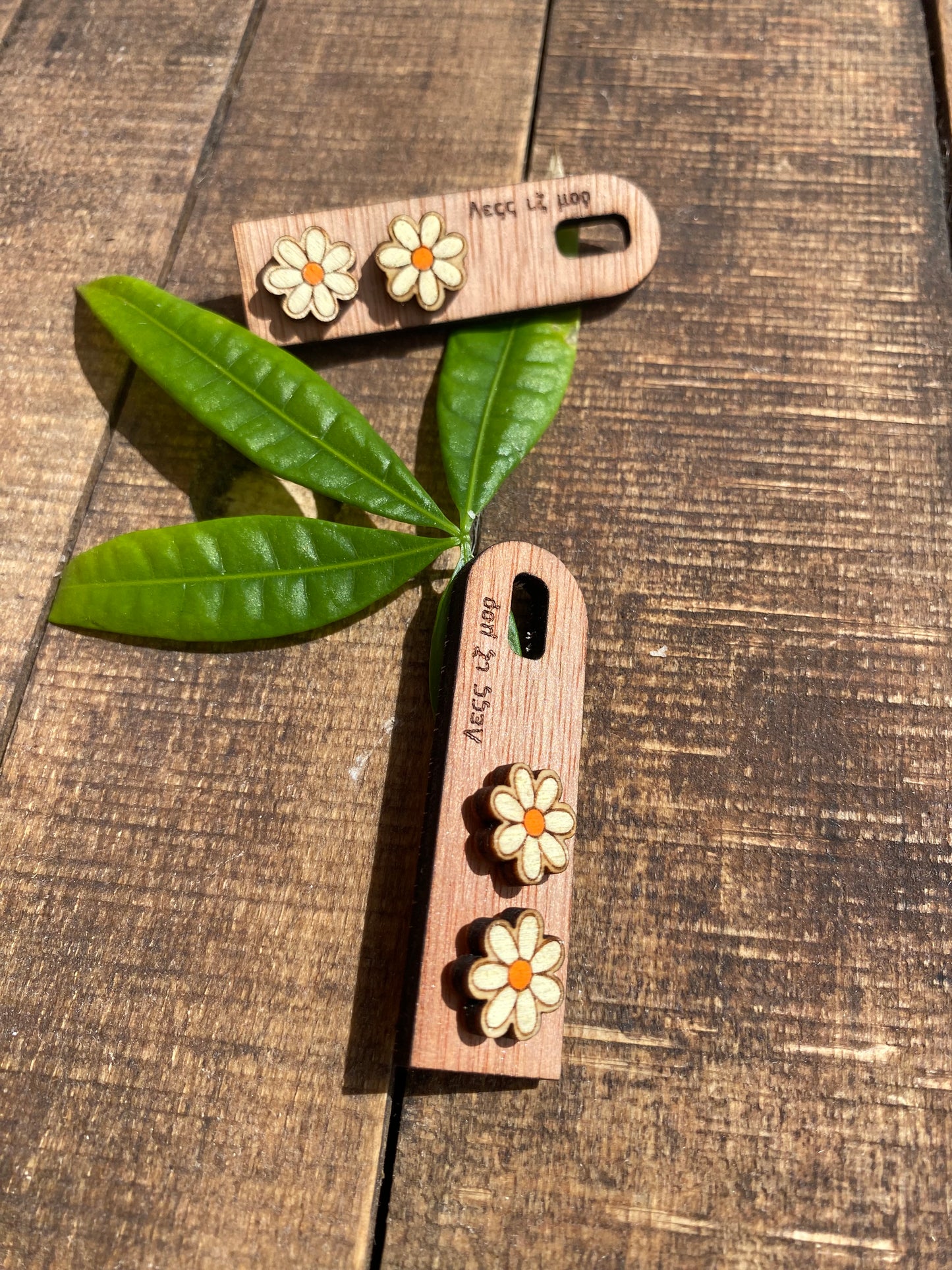 Ξύλινο σκουλαρίκι “Μαργαρίτα”