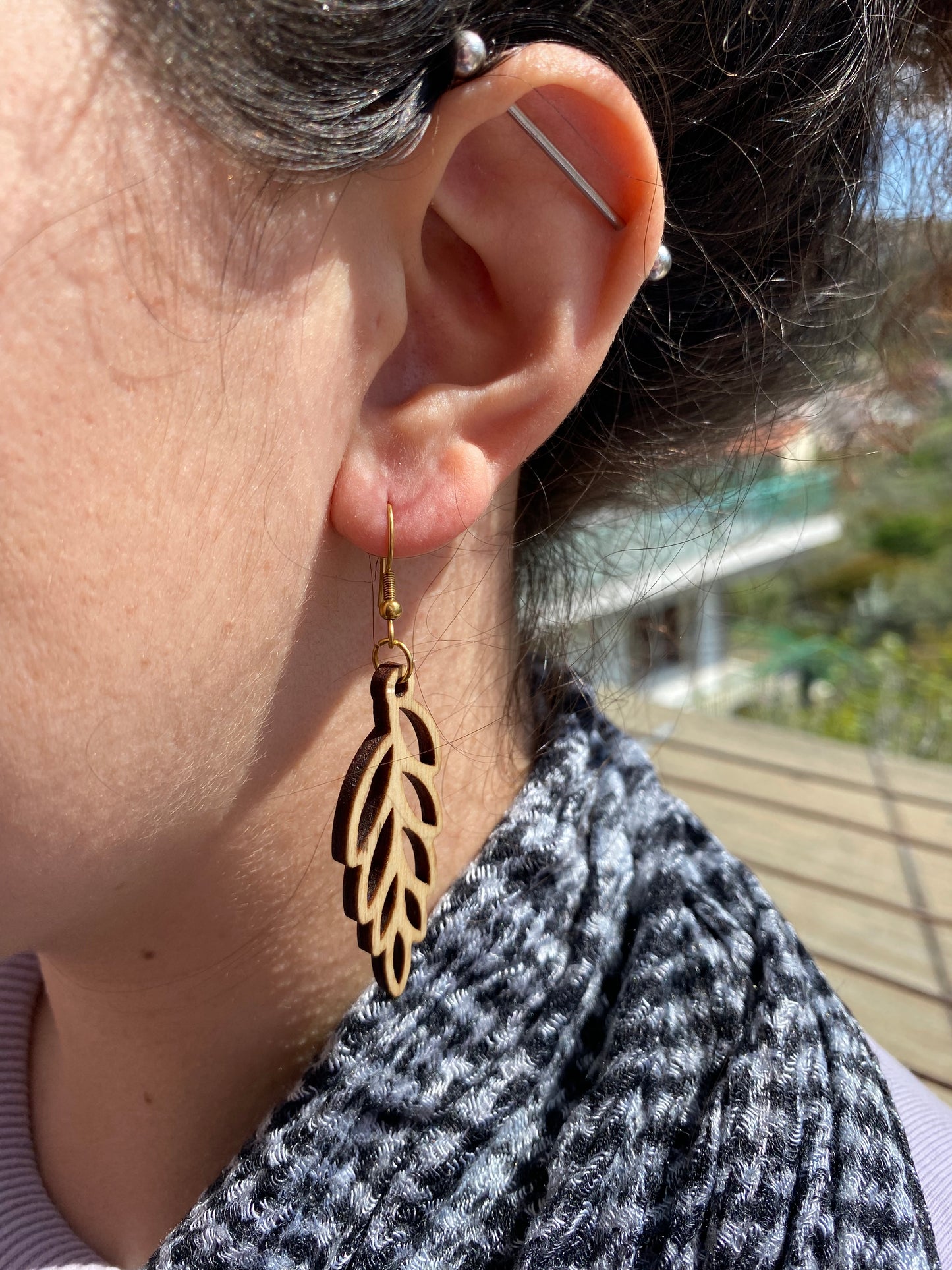 Κρεμαστό ξύλινο σκουλαρίκι “φύλλο ”