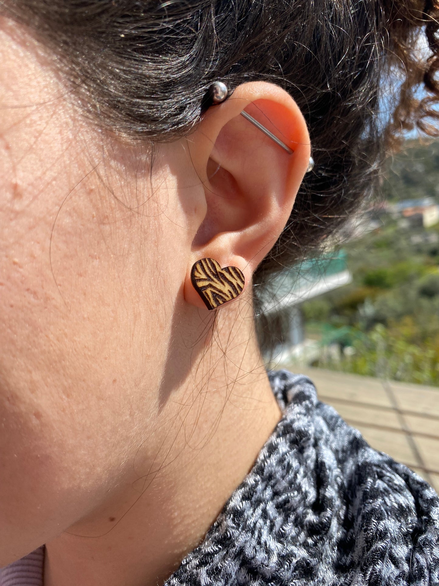 Ξύλινο σκουλαρίκι “Καρδιά zebra “