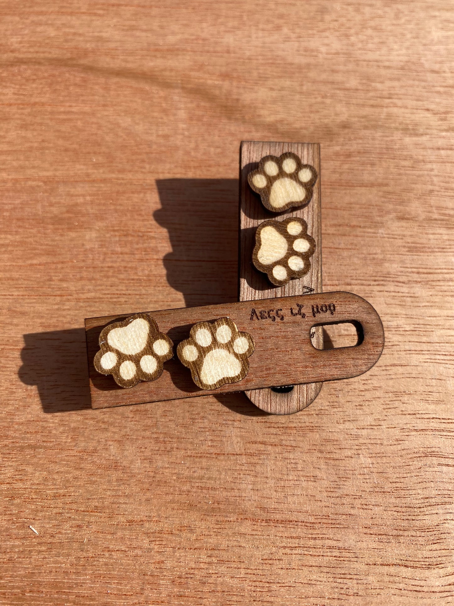 Ξύλινο Σκουλαρίκι '' Πατούσα σκύλου ''