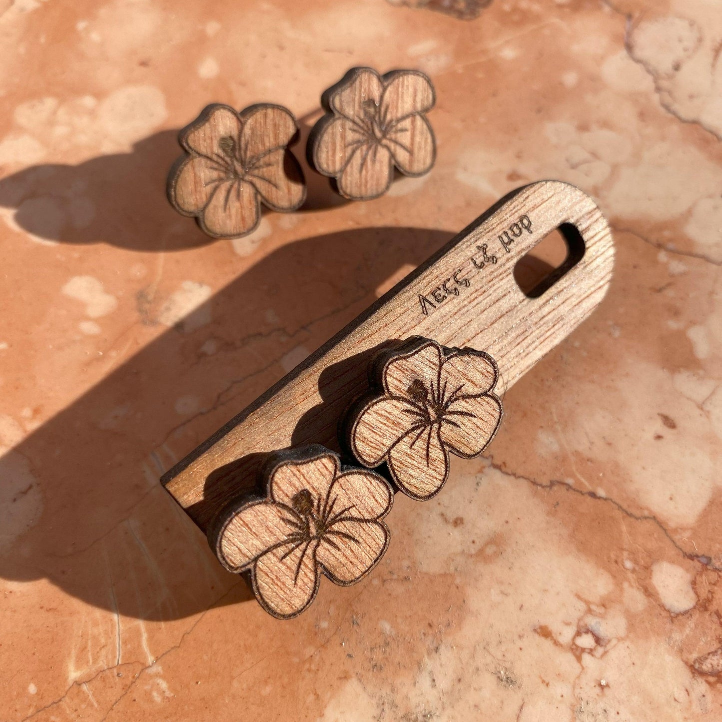 Ξύλινο σκουλαρίκι '' Ιβίσκος ''