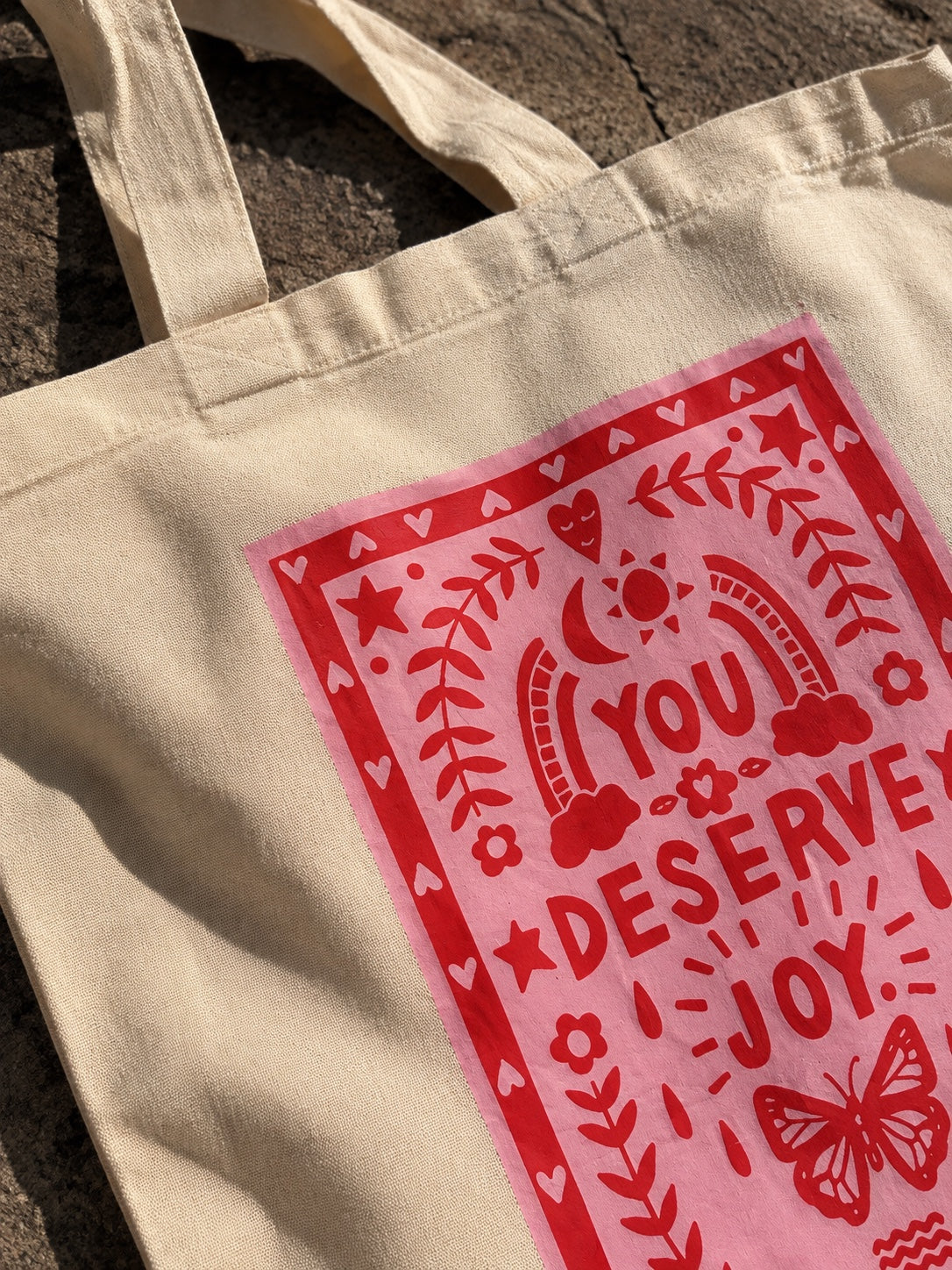 Κοντινή φωτογραφία της εκτύπωσης You Deserve Joy σε tote bag