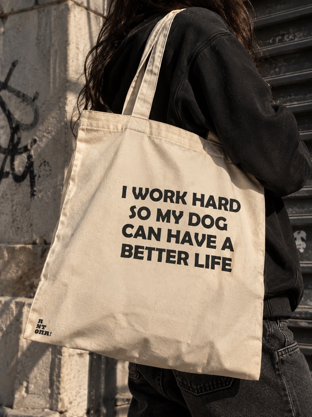 Μπεζ tote bag με στάμπα I WORK HARD SO MY DOG CAN HAVE A BETTER LIFE φορεμένη στον ώμο
