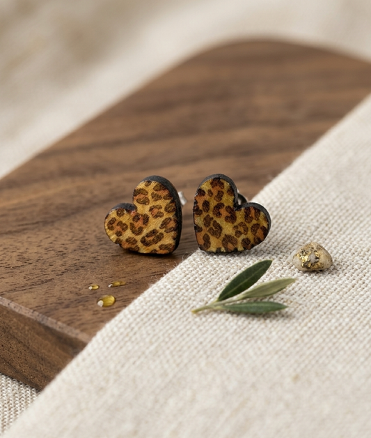 Ξύλινο σκουλαρίκι '' Καρδιά λεοπάρ ''