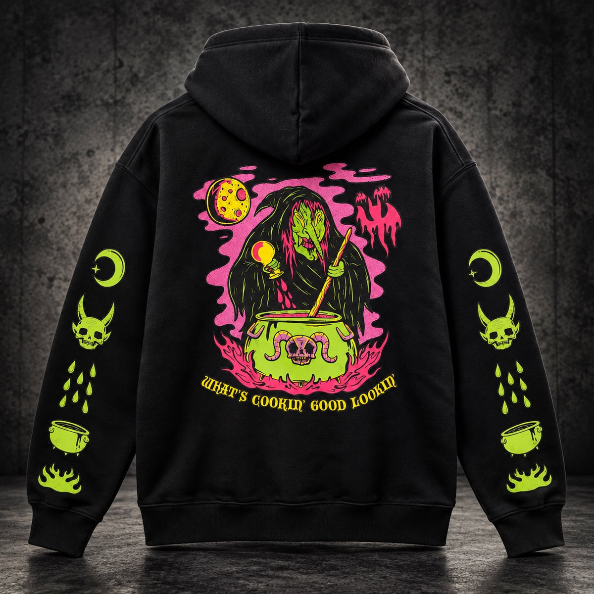 Μαύρο graphic hoodie, πίσω όψη σε σκούρο φόντο