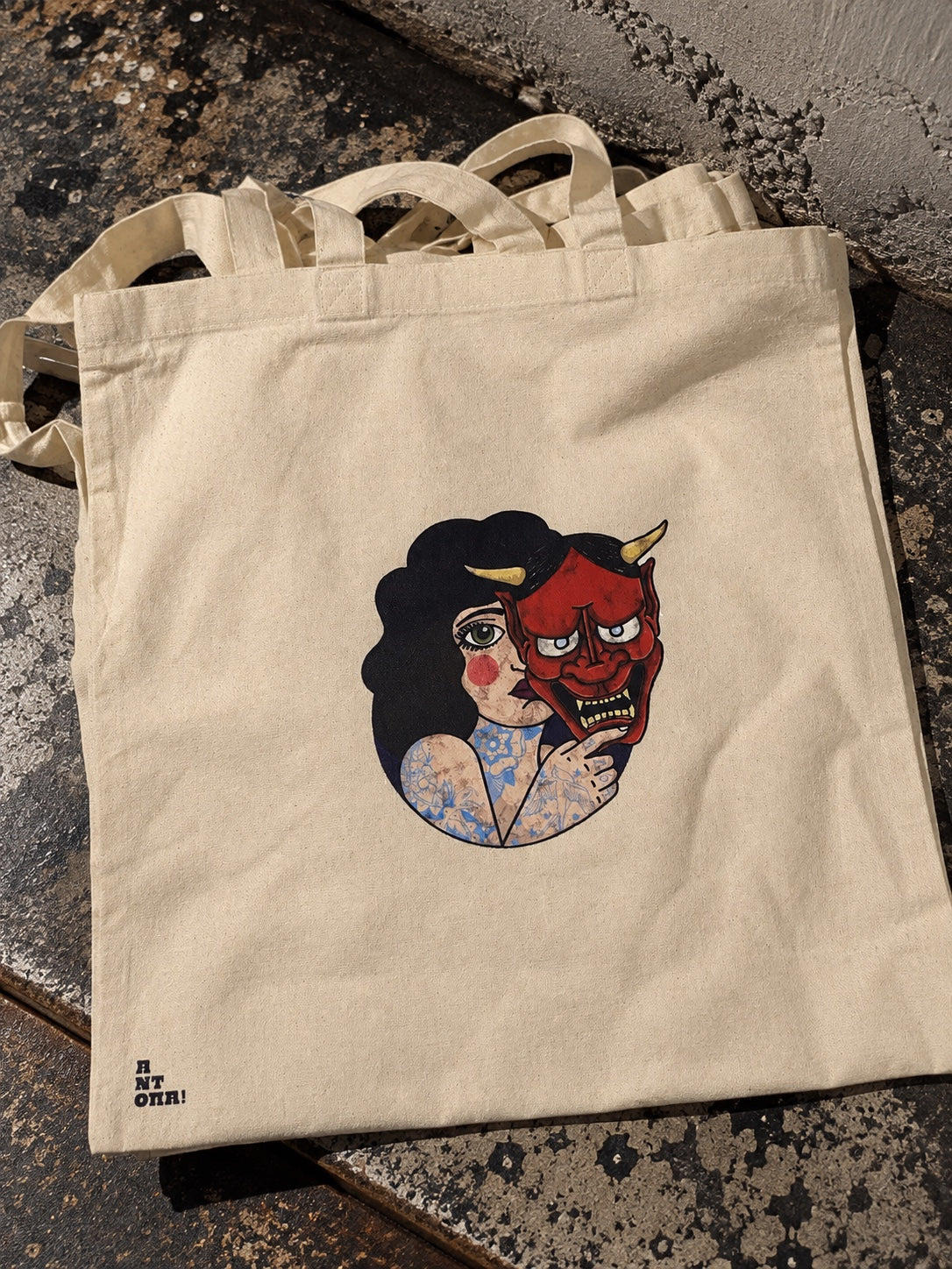 Μπεζ canvas tote bag με σχέδιο γυναίκας και μάσκας Hannya, μπροστινή όψη