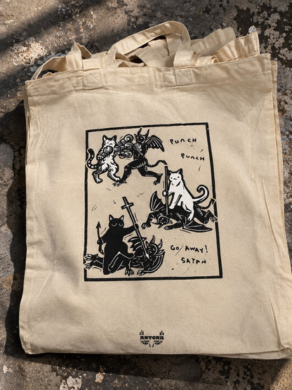 Μπεζ tote bag με ασπρόμαυρο σχέδιο γάτων και δαιμόνων και το μήνυμα Go Away! Satan