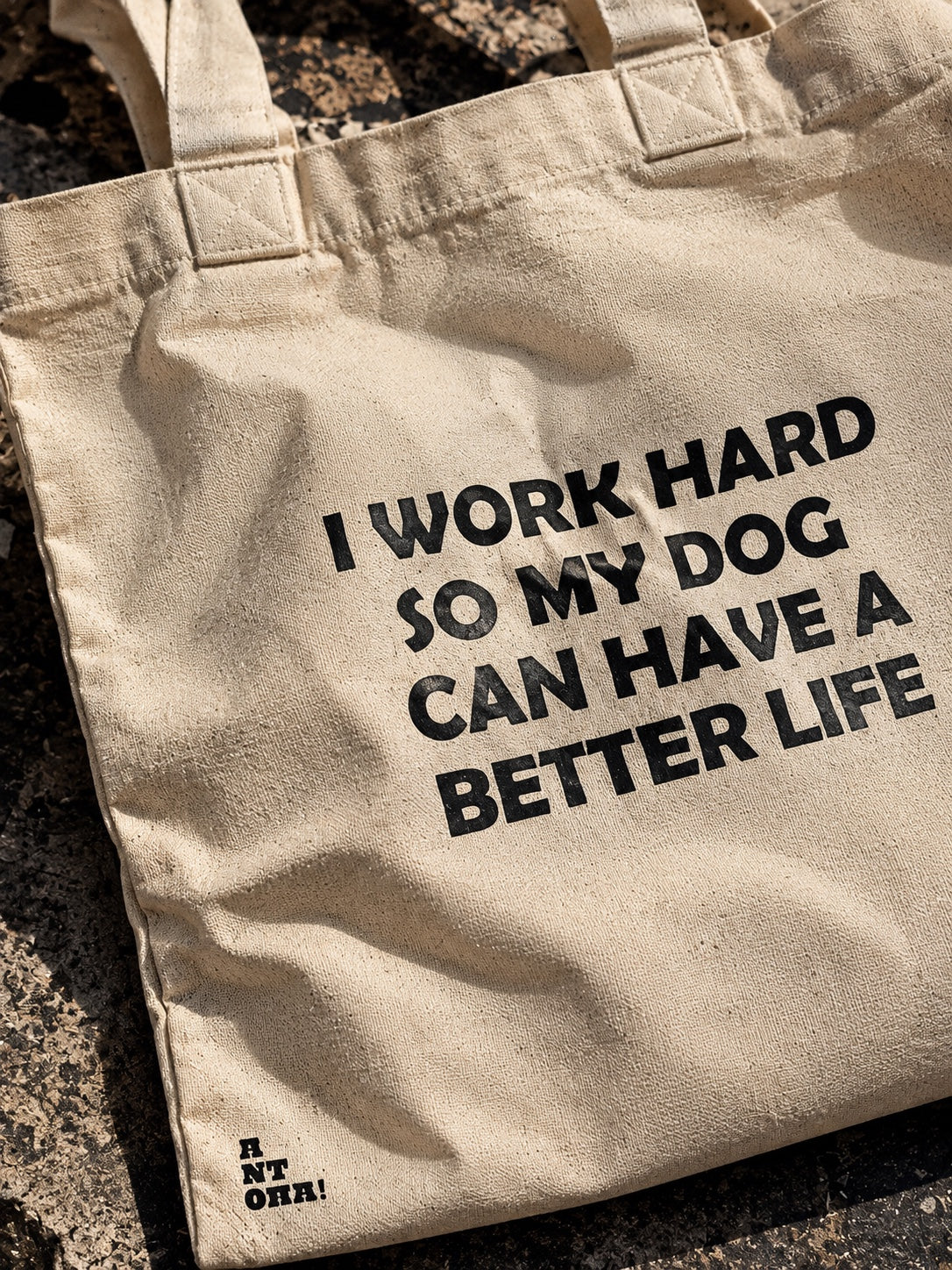 Κοντινή όψη tote bag με το μήνυμα I WORK HARD SO MY DOG CAN HAVE A BETTER LIFE