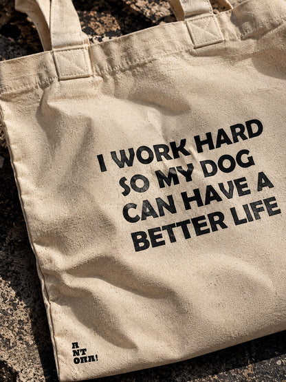 Κοντινή όψη tote bag με το μήνυμα I WORK HARD SO MY DOG CAN HAVE A BETTER LIFE