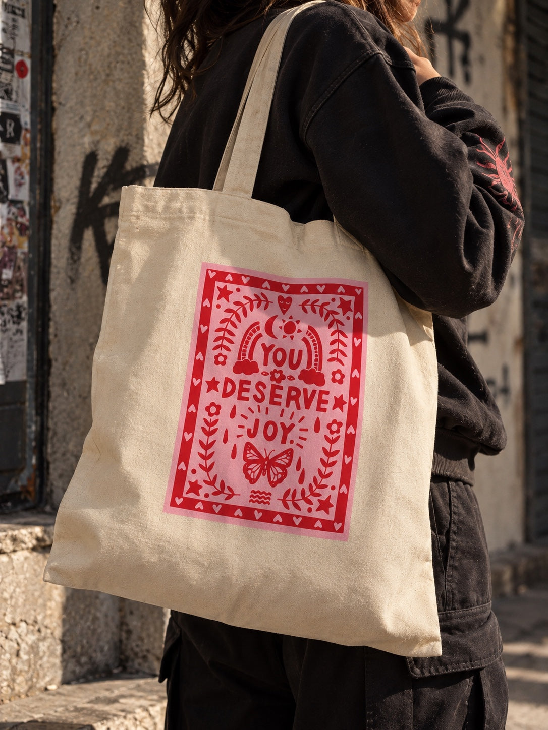 Tote bag You Deserve Joy φορεμένη στον ώμο