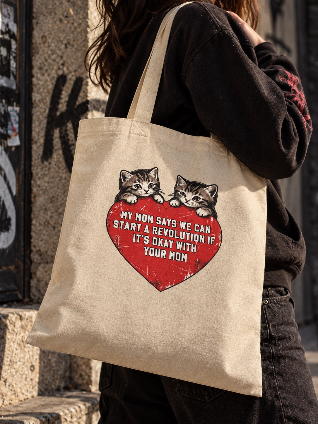 Μπεζ tote bag με δύο γατάκια πάνω σε κόκκινη καρδιά και μήνυμα για επανάσταση