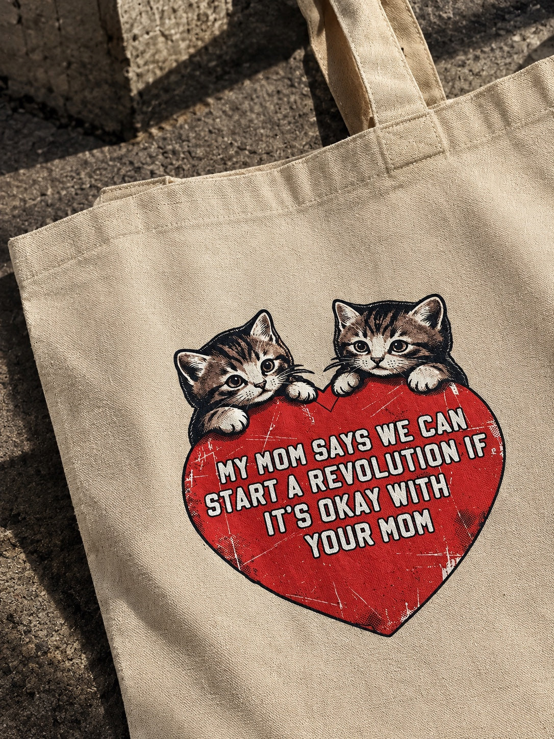 Κοντινή φωτογραφία tote bag με δύο γατάκια και κόκκινη καρδιά με μήνυμα