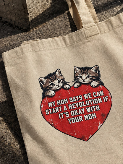 Κοντινή φωτογραφία tote bag με δύο γατάκια και κόκκινη καρδιά με μήνυμα