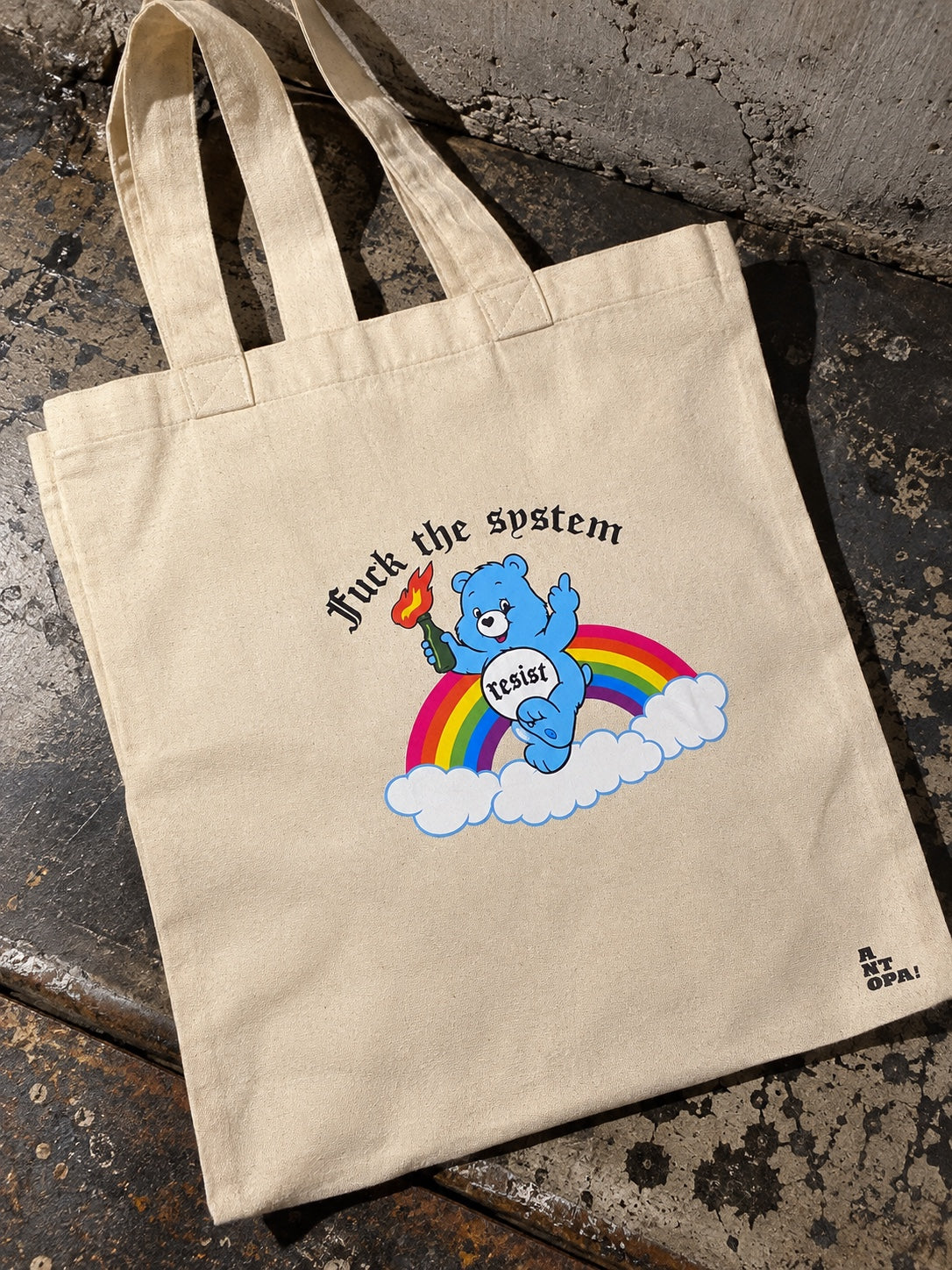 Ολόκληρη μπεζ tote bag με πολύχρωμο σχέδιο μπλε αρκουδιού και ουράνιου τόξου