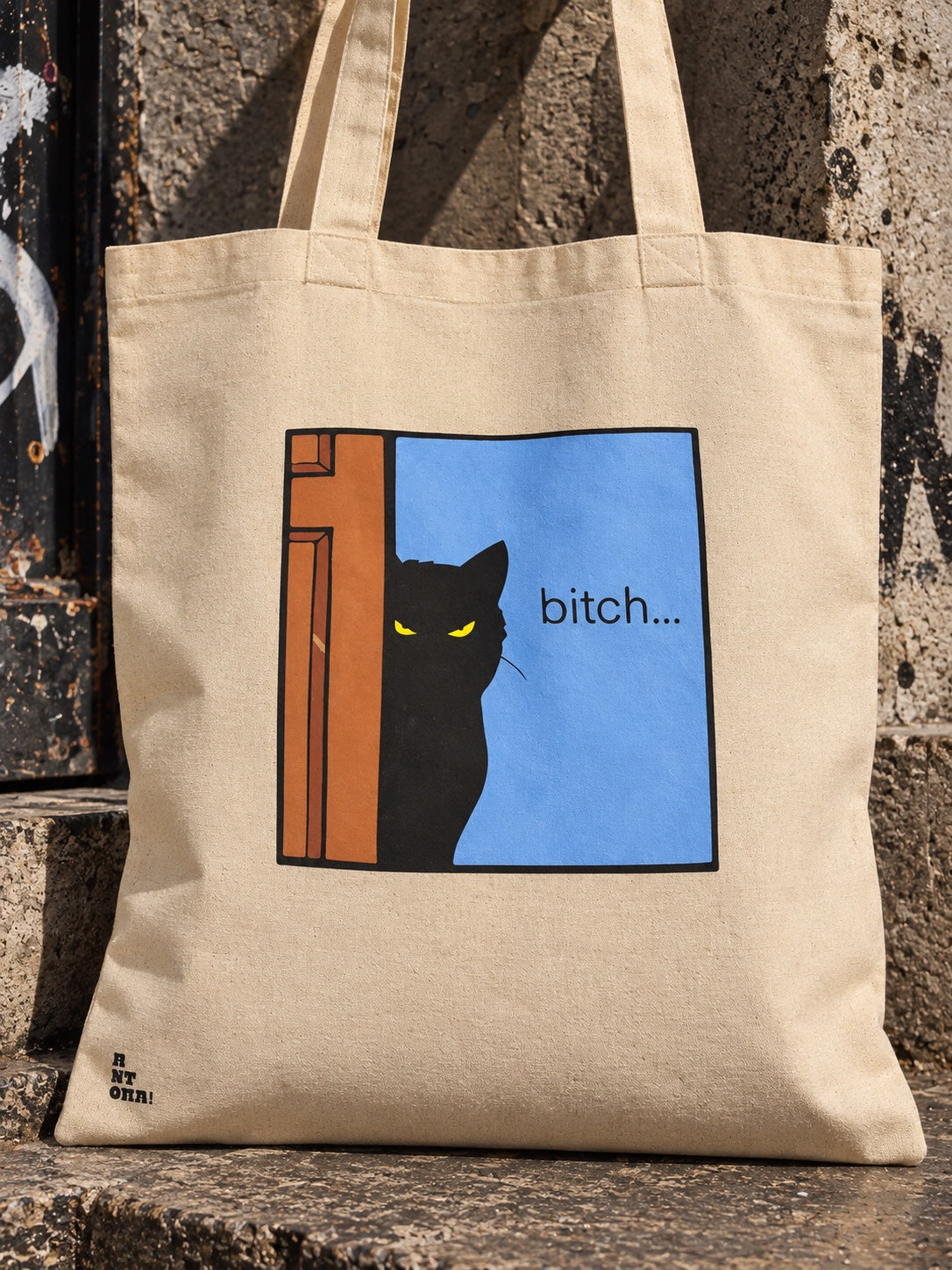 Ολόκληρη μπεζ tote bag με σχέδιο μαύρης γάτας πίσω από πόρτα και μήνυμα bitch