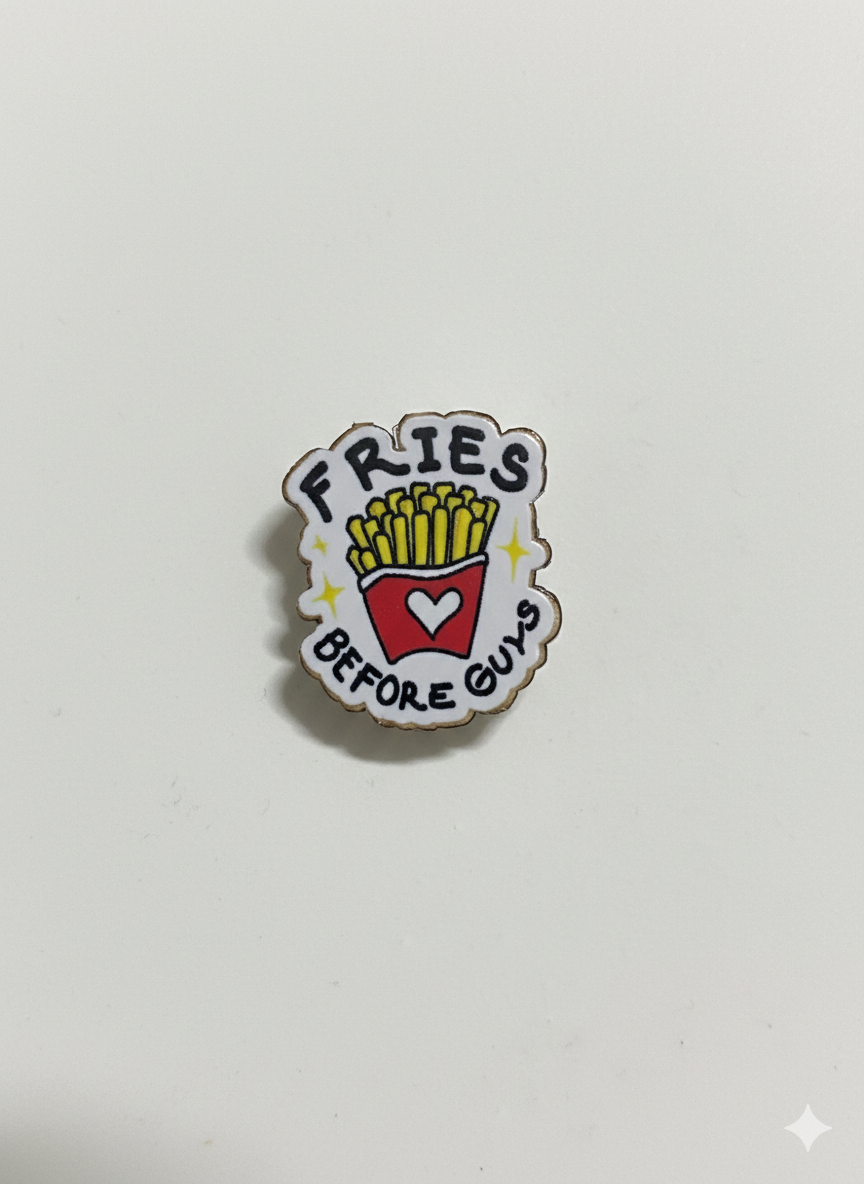Ξύλινο pin “fries before guys”