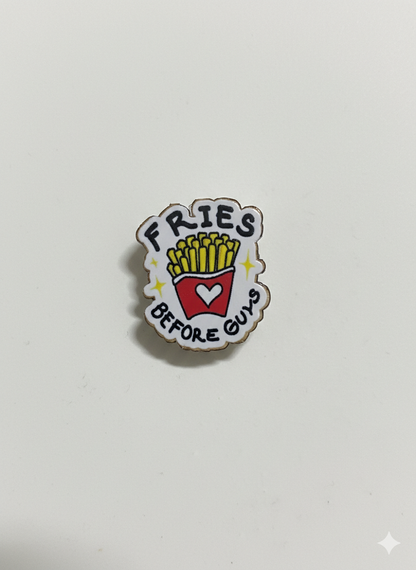 Ξύλινο pin “fries before guys”