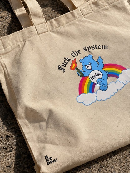 Μπεζ tote bag με μπλε αρκουδάκι, ουράνιο τόξο και μήνυμα Fuck the System — Resist