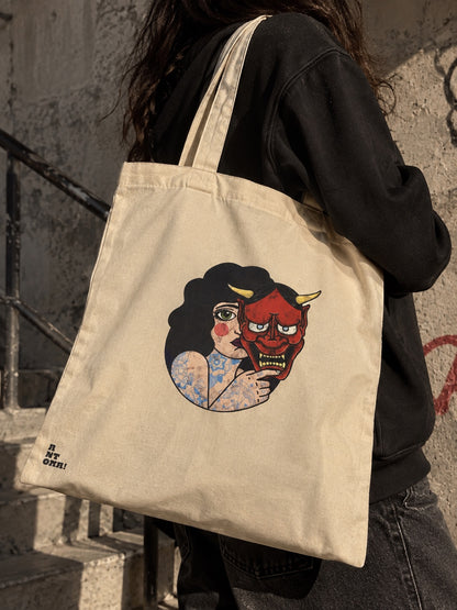 Μπεζ canvas tote bag με σχέδιο γυναίκας και μάσκας Hannya φορεμένη στον ώμο