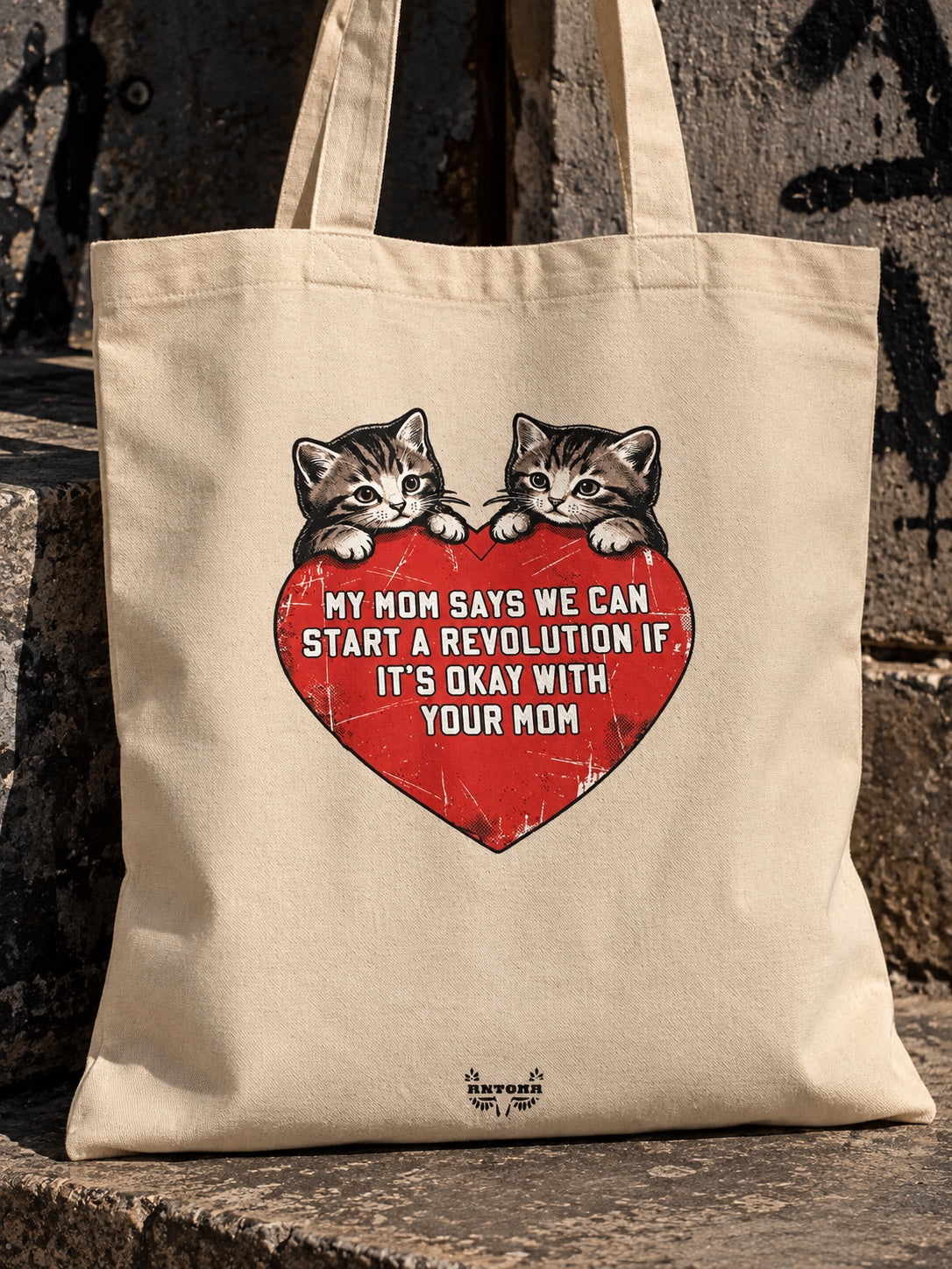 Ολόκληρη μπεζ tote bag με δύο γατάκια και κόκκινη καρδιά με μήνυμα για επανάσταση