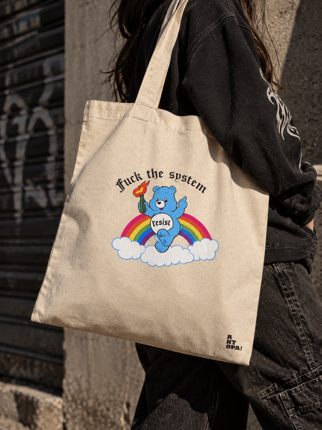 Μπεζ tote bag με σχέδιο Fuck the System Resist φορεμένη στον ώμο