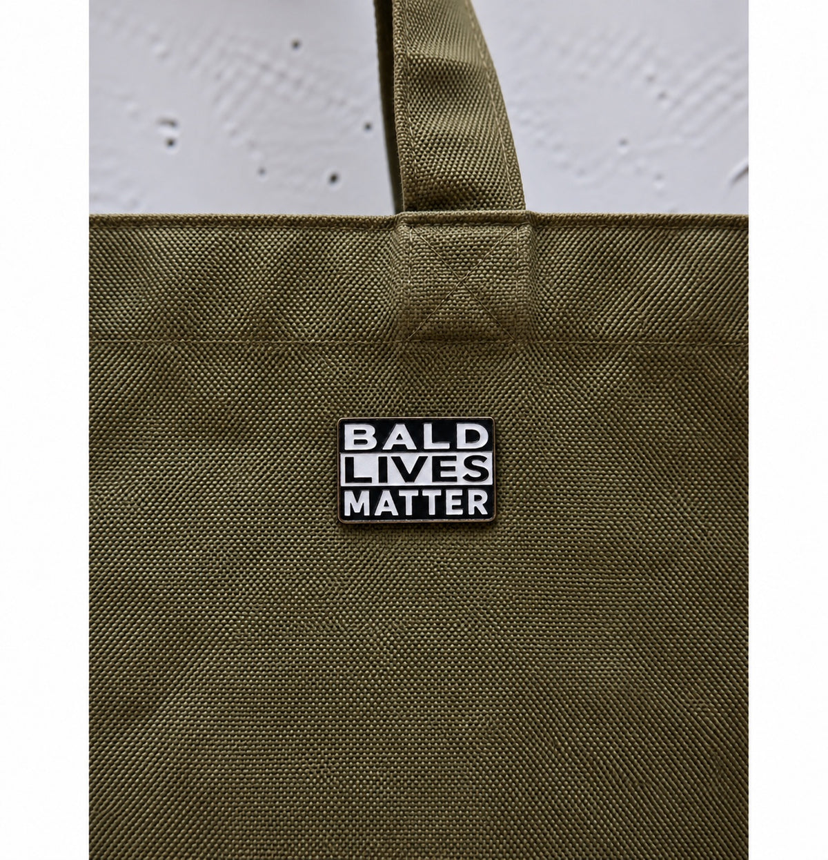 Bald Lives Matter pin πάνω σε πράσινη tote bag