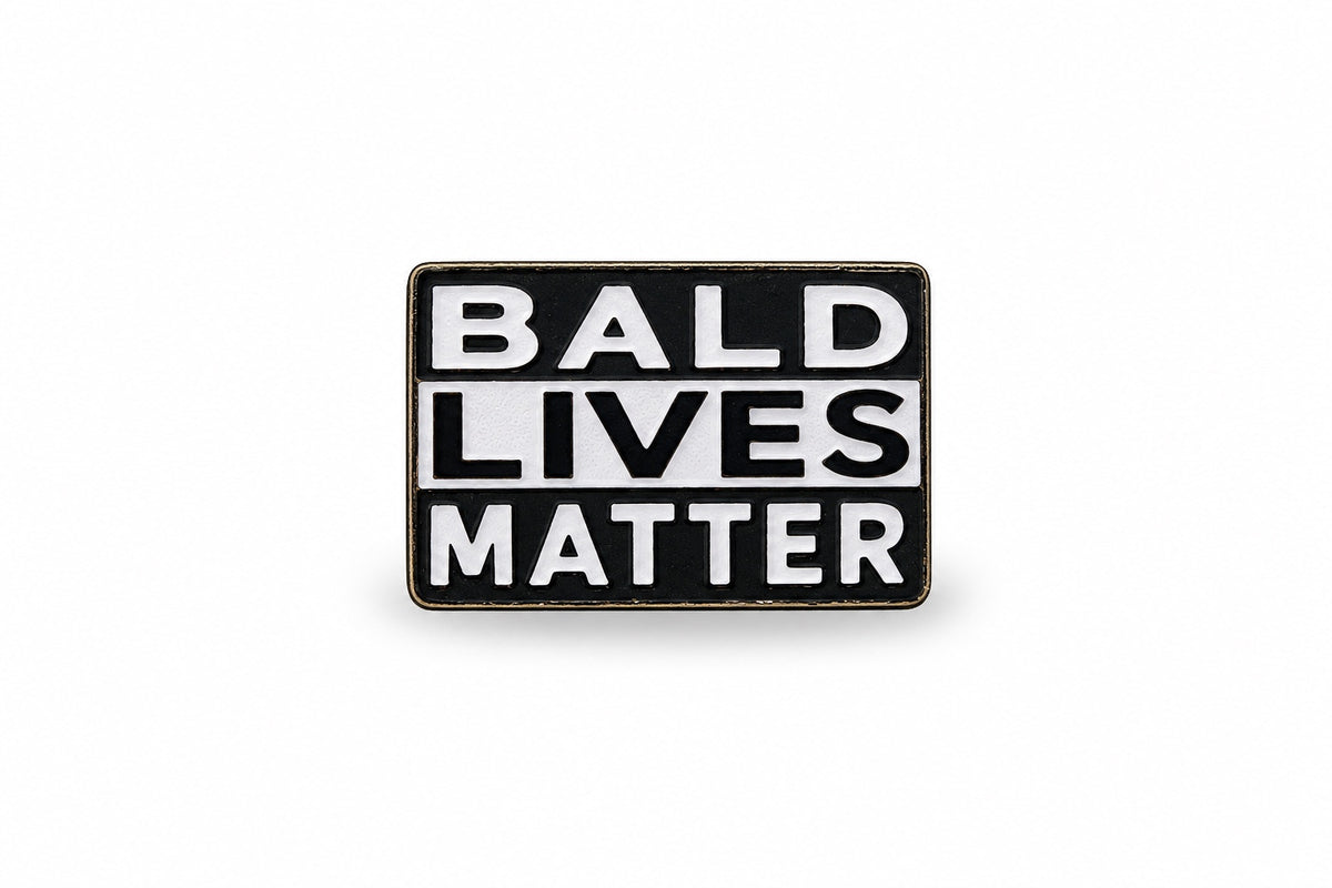 Κοντινή φωτογραφία του pin Bald Lives Matter