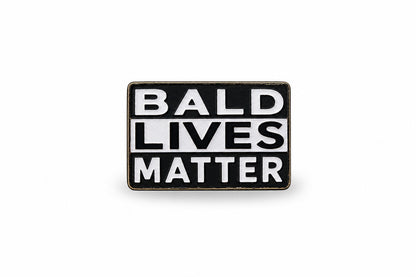 Κοντινή φωτογραφία του pin Bald Lives Matter