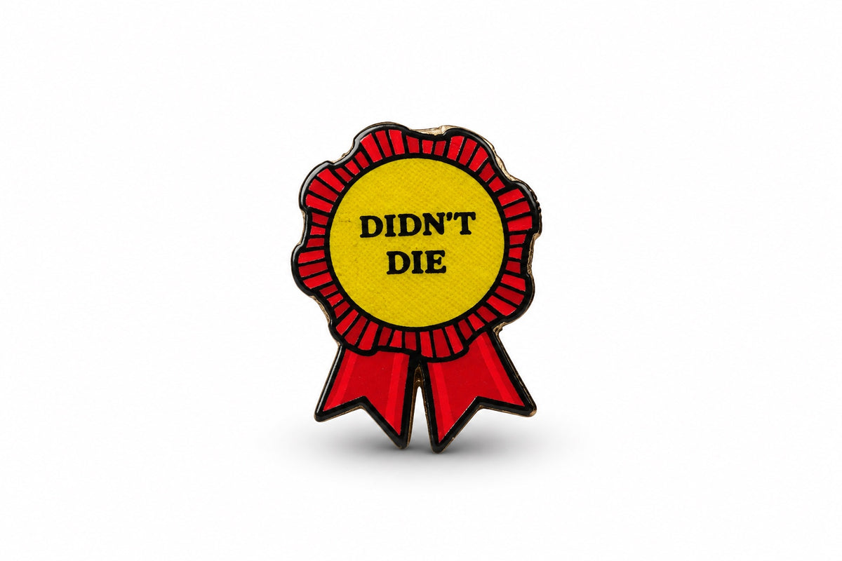 Κοντινή φωτογραφία ξύλινου pin DIDN'T DIE