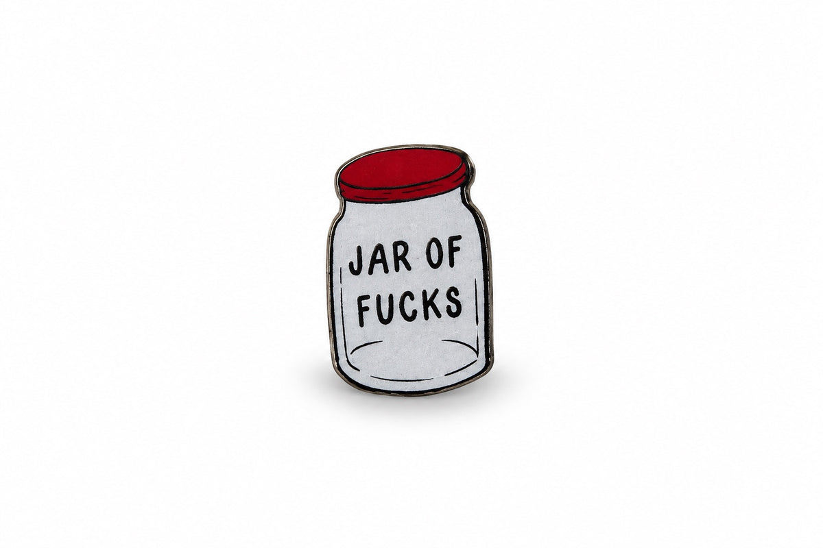 Κοντινή φωτογραφία του ξύλινου pin Jar of Fucks