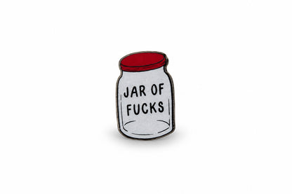 Κοντινή φωτογραφία του ξύλινου pin Jar of Fucks