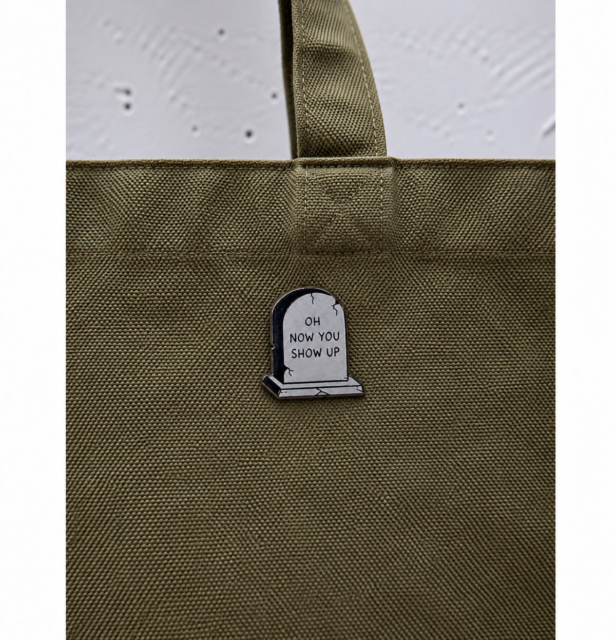 Oh Now You Show Up ξύλινο pin πάνω σε πράσινη tote bag