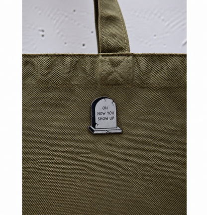 Oh Now You Show Up ξύλινο pin πάνω σε πράσινη tote bag