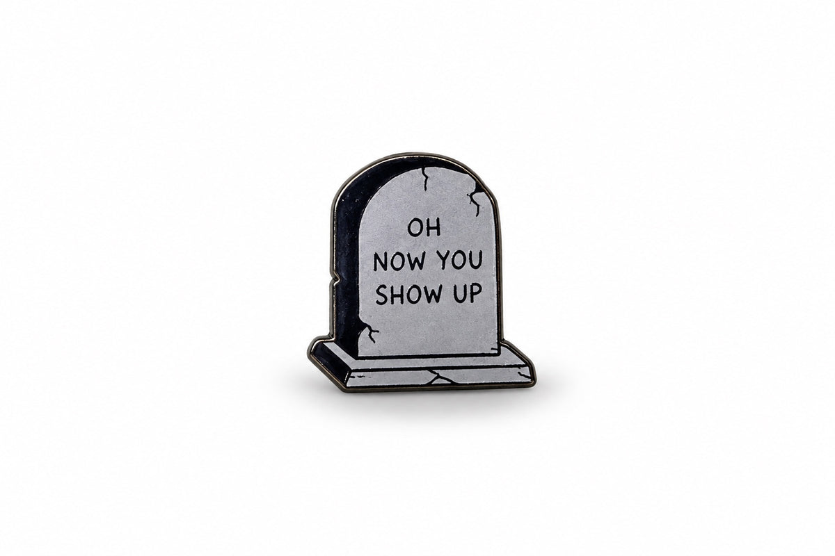 Κοντινή φωτογραφία του pin Oh Now You Show Up σε σχήμα ταφόπλακας