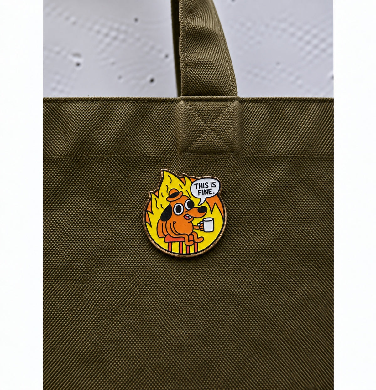 This Is Fine pin πάνω σε πράσινη tote bag