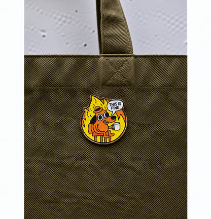 This Is Fine pin πάνω σε πράσινη tote bag